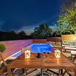 Nika Villa Bisko